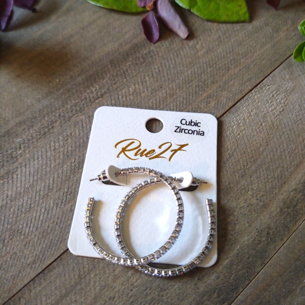 CZ Cubic zirconia hoop earrings. Rhodium, crystal. Inner diameter: 30mm